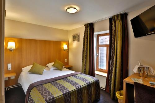 法米诺勒德斯克里特酒店的酒店客房设有床和窗户。