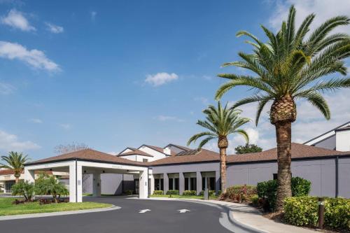 奥兰多奥兰多机场万怡酒店的一座棕榈树建筑