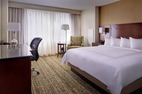 克利夫兰克里夫兰市中心基塔万豪酒店的酒店客房带一张大床和一把椅子