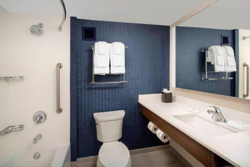 亚历山德里亚Fairfield Inn & Suites by Marriott Alexandria West/Mark Center的一间带卫生间、水槽和镜子的浴室