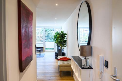 基姆湖畔普林OrangeHome Design Apartment zwischen See & Zentrum的一个带镜子的走廊和一间客厅
