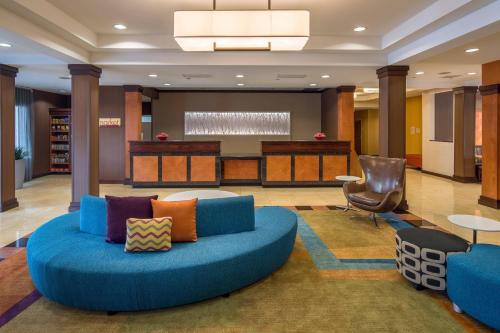 波特兰北波特兰万豪费尔菲尔德套房酒店的大堂设有蓝色的沙发和椅子