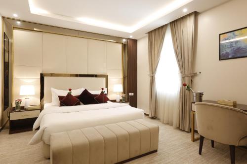 海米斯穆谢特فندق وايت مون للأجنحة الفندقية的卧室配有一张白色大床和一把椅子