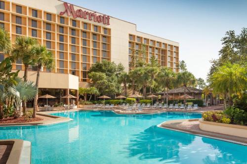 奥兰多Marriott Orlando Airport Lakeside的一张酒店图,有一个大型游泳池