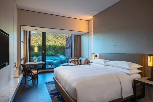 台北台北士林万丽酒店的一间卧室设有一张大床和一个大窗户