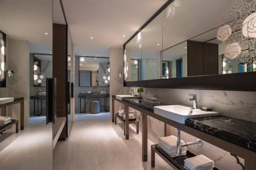 台北台北士林万丽酒店的一间带两个盥洗盆和大镜子的浴室