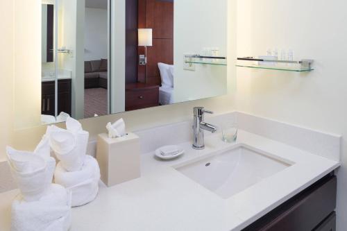 明尼阿波利斯明尼阿波利斯市中心旅行者酒店的白色的浴室设有水槽和镜子