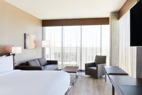 盐湖城盐湖城市中心万豪AC酒店的酒店客房设有一张床和一个大窗户