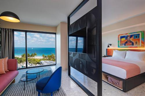 迈阿密海滩Moxy Miami South Beach的一间卧室配有一张床,享有海景