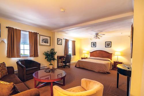 PolandThe Maine Inn at Poland Spring Resort的酒店客房配有一张床铺和一张桌子。