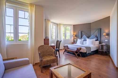 擞莫托雷斯德索莫酒店的酒店客房设有一张大床和一张沙发。