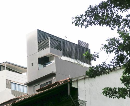 新加坡Comfy Studio 7 by ReCharge的一侧带阳台的建筑