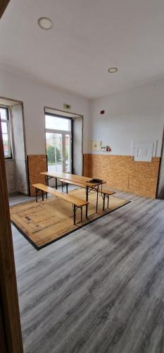 维亚纳堡Casa do Adro的中间设有木桌的空房间