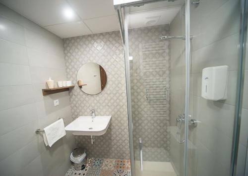 安索Casa Aurita的带淋浴和盥洗盆的浴室