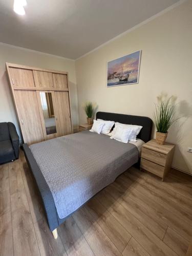 康斯坦察Valentino´s Residence的一间卧室配有一张大床和两个枕头