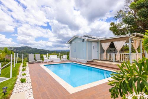 阿尼亚斯科Bello Amanecer Guest House with Private Pool的后院的游泳池