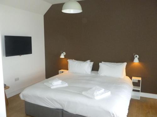 威克Portknockie - 1 Bed Room with Ensuite的卧室配有白色的床和2条毛巾