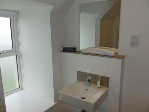 威克Portknockie - 1 Bed Room with Ensuite的白色的浴室设有水槽和镜子