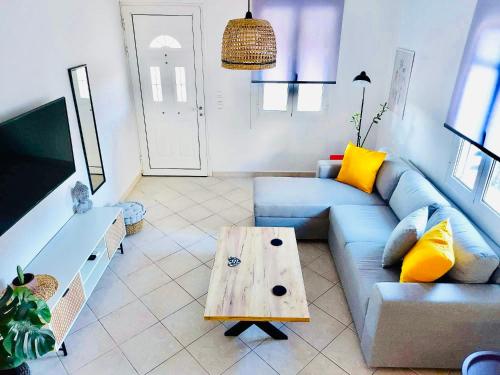 卡拉马孔JAVA GEVA zen living的客厅配有蓝色的沙发和桌子