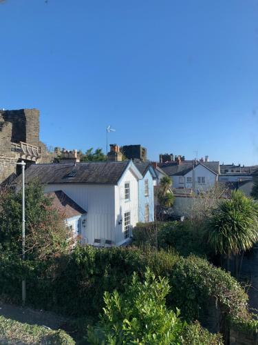 康威3 Newboro Terrace, Conwy的从房子屋顶上欣赏美景