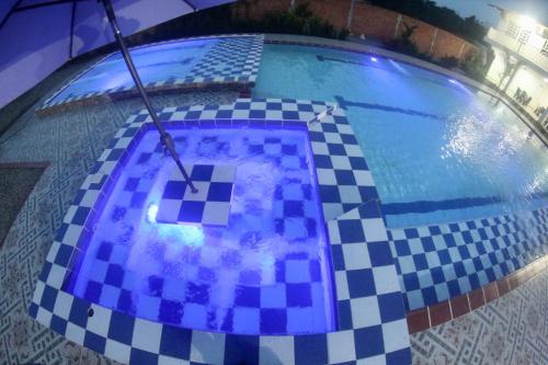 阿卡西亚斯BAHIA MALECON的一个带 ⁇ 板和遮阳伞的游泳池