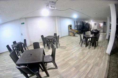 阿卡西亚斯BAHIA MALECON的用餐室配有黑色的桌椅