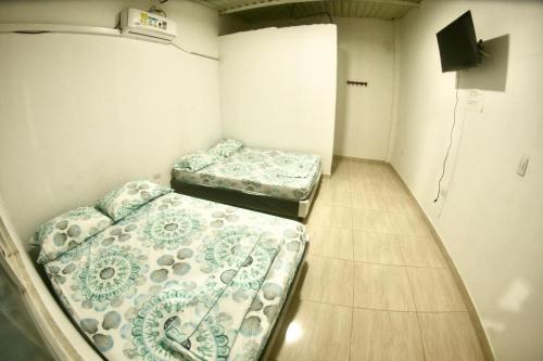 阿卡西亚斯BAHIA MALECON的一间客房内配有两张床的房间