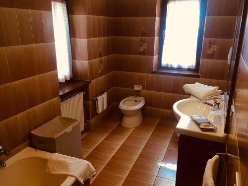 圣马力诺梦达公寓的一间带卫生间和水槽的小浴室
