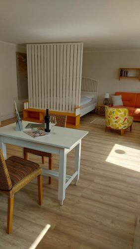 TadtenApartment Fritali的客厅配有桌子和沙发