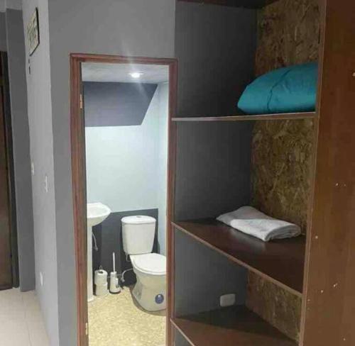 韦韦特南戈Hermoso Huehueloft2 con estacionamiento y wifi的客房设有带卫生间的浴室和双层床。