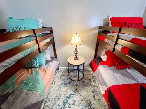 卡拉巴什Beaches & Restaurants, Sleep 6的一间设有两张床和台灯的房间