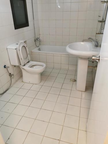 迪拜Cloud9 hostel的一间带卫生间和水槽的浴室