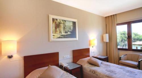穆拉SUMMER OTEL的酒店客房设有两张床和窗户。