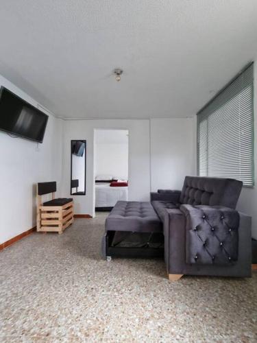 波哥大Aparta estudio bonito, independiente bien ubicado的客厅配有沙发和1张床