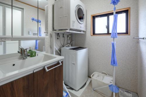 InbuOrange Line的一间带水槽和洗衣机的浴室