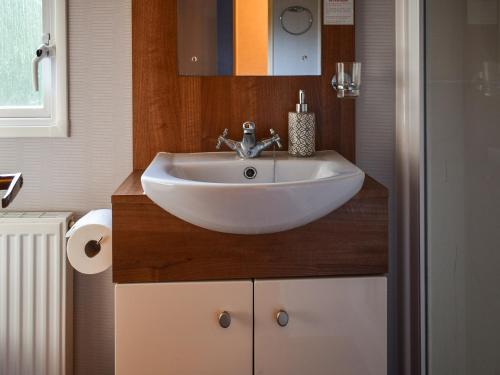 韦伯恩Robins Retreat的浴室设有白色水槽和镜子