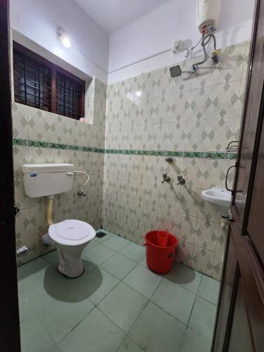 特里凡得琅Urban Haven 3BHK Apartment in the heart of the city的一间带卫生间和水槽的浴室