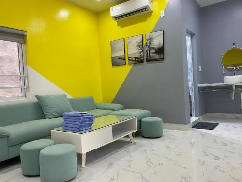 吉婆岛吉婆岛圣托里尼民宿的带沙发和黄色墙壁的客厅
