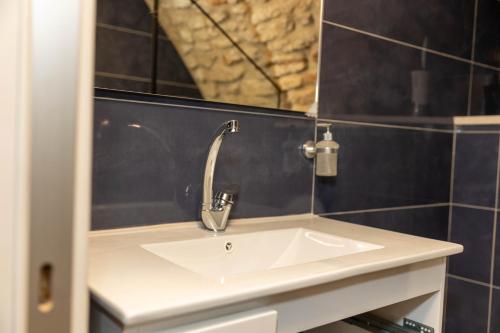 拿撒勒Saint Jacob Hotel的浴室设有白色水槽和镜子