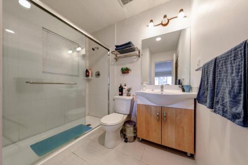里士满Private Suite with Separated Entrance Monica's Home的一间带水槽、卫生间和淋浴的浴室