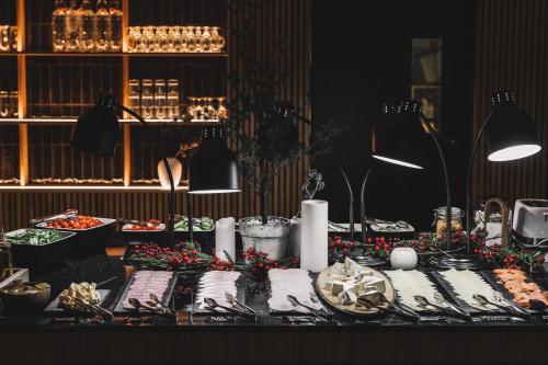 罗瓦涅米天际别墅酒店的餐桌,上面有食物和盘子