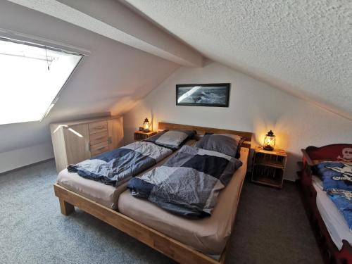 多鲁姆纽菲尔德Fewo Dorumer Piratennest的阁楼上的卧室配有两张床
