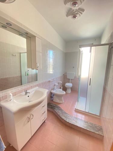 利卡塔Twinsuite的一间带水槽、卫生间和镜子的浴室