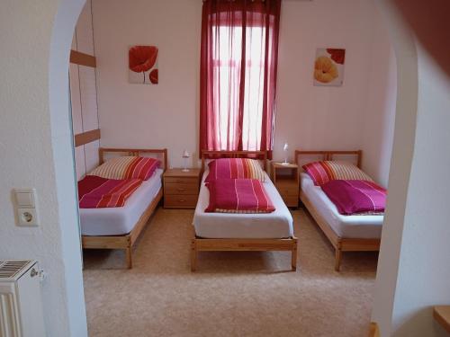 比兴博伊伦Hotel Kremer的客房设有两张床和窗户。