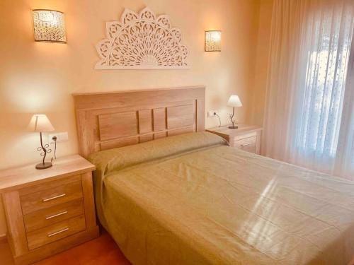 德尼亚Apartamento en primera línea de playa的一间卧室设有一张大床和两个床头柜