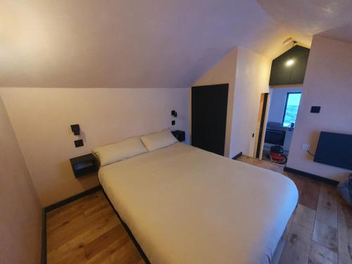ElgolStunning 1-Bed tiny home in Isle of Skye的卧室配有一张白色大床