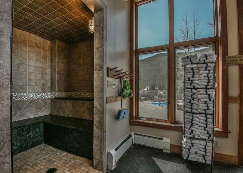 基斯通Red Hawk Lodge 2269的浴室设有步入式淋浴间,位于窗户旁