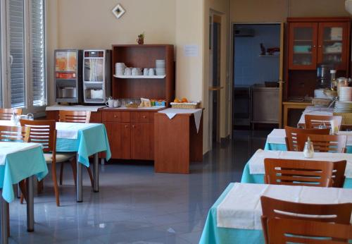 新戈里察盖尔尼布科维卡旅馆的一间带桌椅的餐厅和一间厨房