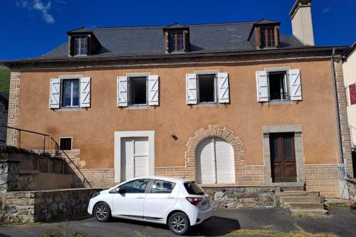 LescunMagnifique Cottage à Lescun的停在房子前面的白色汽车
