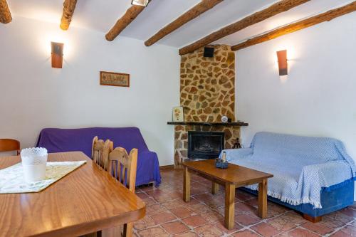 耶斯特Complejo Rural Rio Tus的客厅配有桌子和壁炉